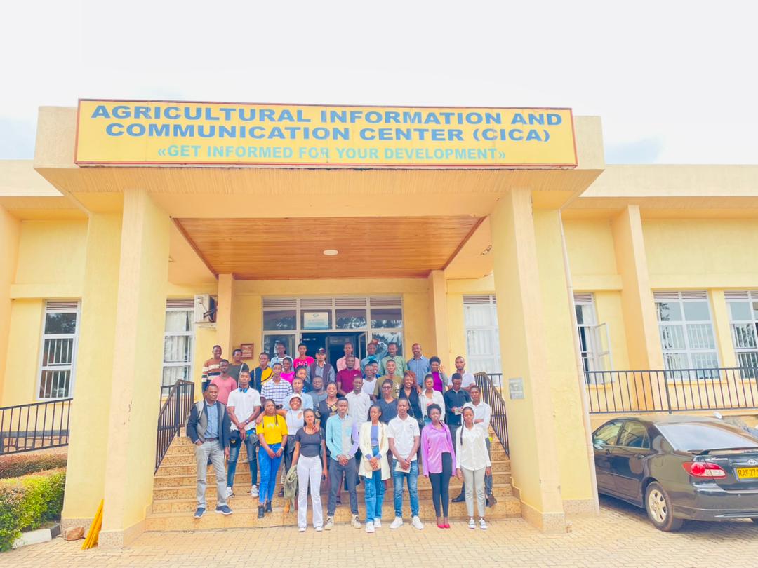 ur_nyagatare3's tweet photo. Thank you @RwandaAgri and @ryaf_agribiz for hosting our students from Animal production department L4! The advices and experience shared are productive towards their careers! #OnevisionOnesuccess
@KabagambeI @Uni_Rwanda https://t.co/ib7nedTl5l