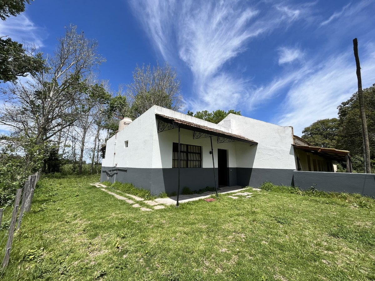 Pulpería Gándara está a 1 follow de tener 3.000 y todavía no abrió. No tiene luz ni pozo septico y con el inodoro arrancado y sin bacha, se levanta sobre su damero antiguo y darky como un héroe de una guerra que nadie conoció.