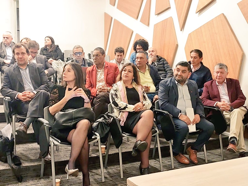 chilevalora's tweet photo. En estos momentos se realiza Jornada de Bienvenida a delegación de líderes sindicales del Servicio Nacional de Aprendizaje @SENAComunica #Colombia 🇨🇴

La visita busca conocer en profundidad la valiosa experiencia en diálogo social tripartito efectivo que tiene #ChileValora https://t.co/uW7drMCsqp