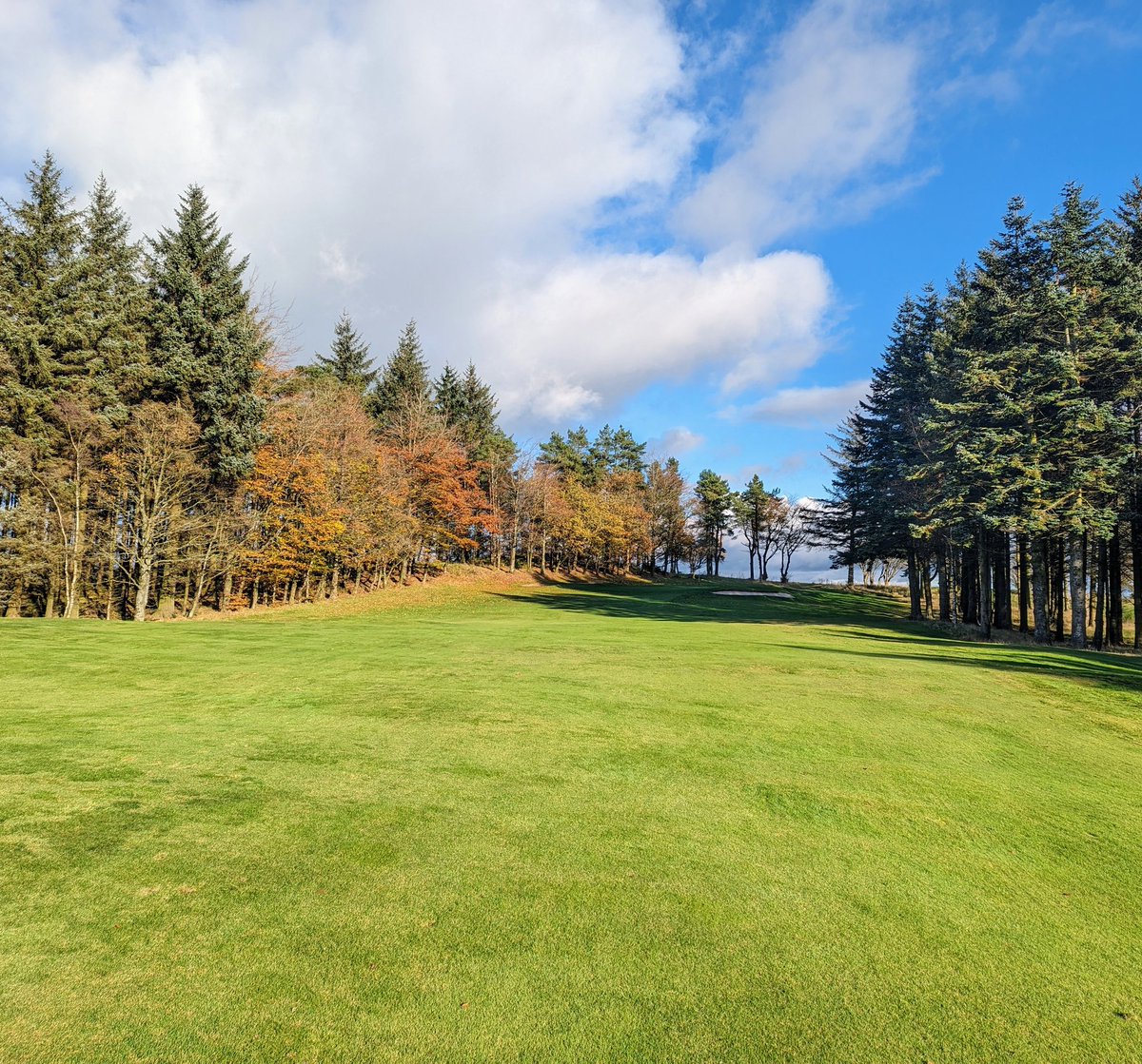 @gc_ranfurly looking fabulous in late autumn colours. Beautiful morning for golf. @GolfGuruStu @RanfurlyGC1889 @VisitScotGolf @golfreview75541 @BunkeredOnline @seedgolfco