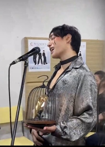 _BeerforU's tweet photo. แล้วพิคคือถือกรงนกไปซ้อมร้องด้วยเนี่ย เด็กเอ้ยขำไม่ไหว #เป๊กผลิตโชค #PeckPaLitChoke  #PeckAofIceInFriendnityConcert https://t.co/qFmgnA9r2m