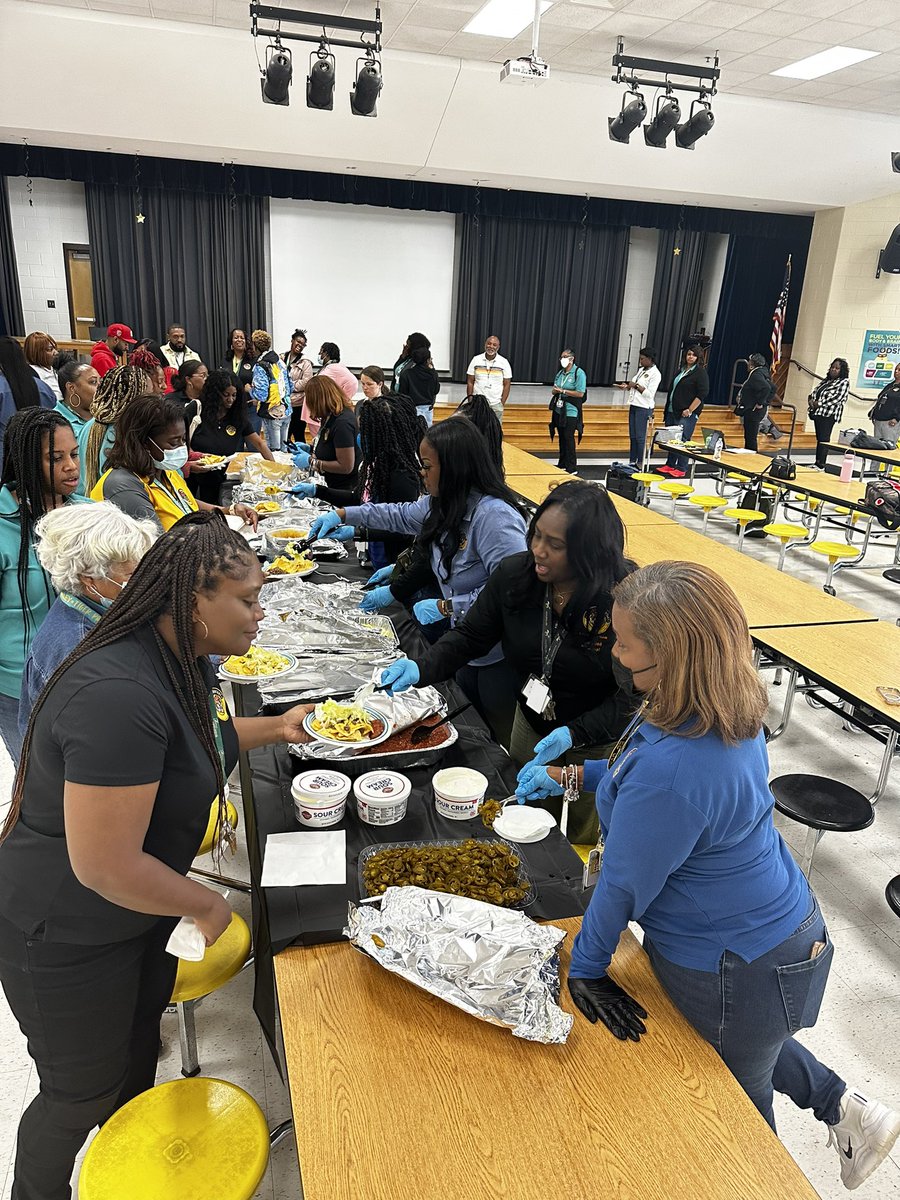 Nov. 6th was National Nacho Day! What better way to celebrate “nacho” average teacher!! @OakleyTigers has the best staff ever!! We appreciate ALL of you! @APJordan12 @DrTamaraCandis