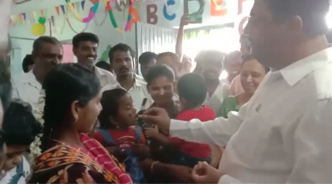 TPMalavalli's tweet photo. ನರೇಗಾ ಕೂಲಿಕಾರರ ಮಕ್ಕಳ ಆರೈಕೆ ಕೇಂದ್ರ ಕೂಸಿನ ಮನೆ

ಮಂಡ್ಯ ಜಿಲ್ಲೆಯ ಮಳವಳ್ಳಿ ತಾಲ್ಲೂಕಿನ ಕಂದೇಗಾಲ ಗ್ರಾಮ ಪಂಚಾಯಿತಿ ವ್ಯಾಪ್ತಿಯ ಕಲ್ಲುವೀರನಹಳ್ಳಿ ಗ್ರಾಮದಲ್ಲಿ ನರೇಗಾ ಕೂಲಿಕಾರರ ಮಕ್ಕಳ ಆರೈಕೆ ಕೇಂದ್ರ ಕೂಸಿನ ಮನೆಯನ್ನು ಶಾಸಕರಾದ ಪಿ.ಎಂ.ನರೇಂದ್ರಸ್ವಾಮಿ ರವರು ಉದ್ಘಾಟನೆ ಮಾಡಿದರು.@MgnregsK @ZP_Mandya @pm_narendra https://t.co/N8st0a8M3c