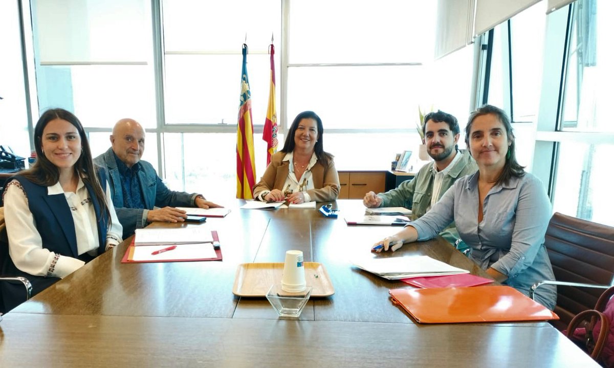 La DG vivienda @Anacaballer se reúne con @fecovi_coop con el fin de escuchar las propuestas para impulsar y fomentar las viviendas colaborativas desde la @generalitat