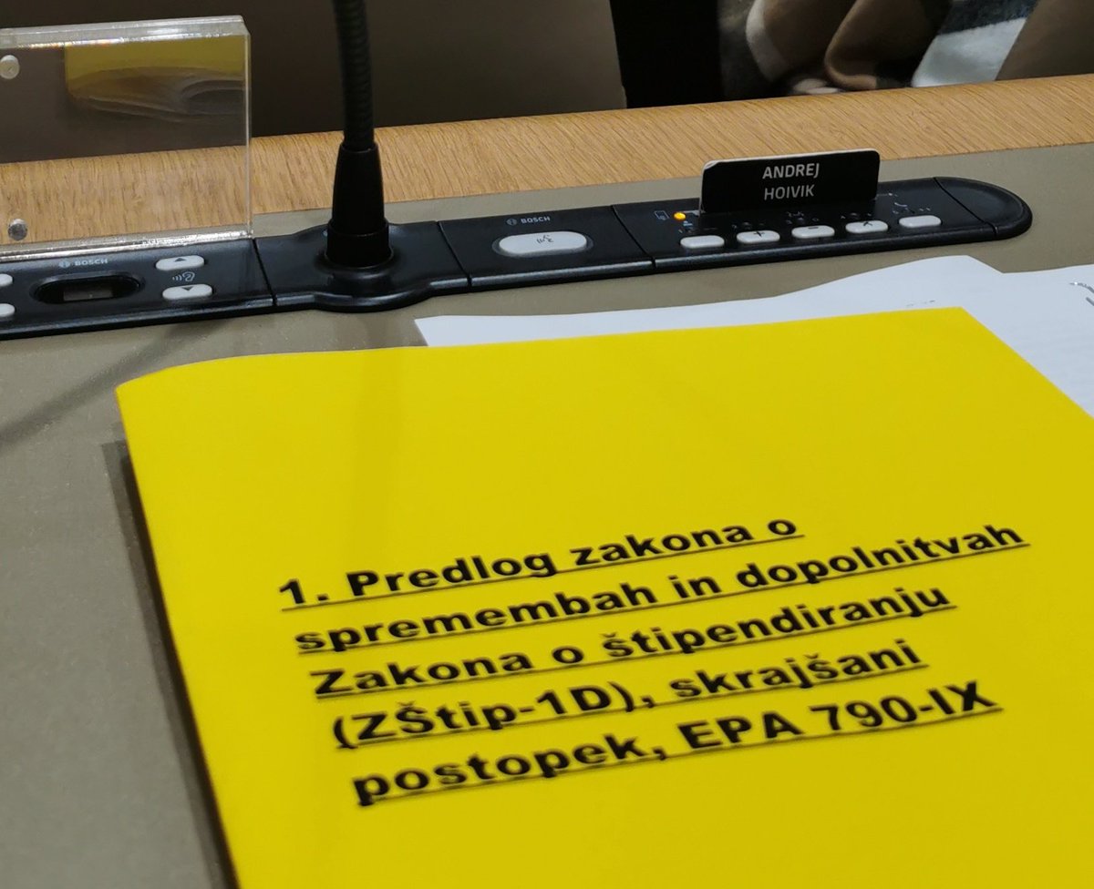 andrejhoivik's tweet photo. Po več kot 🔟 letih se diskriminacija socialno ogroženih dijakov in študentov končuje!
Na pobudo - z vložitvijo novele - @PS_SDS danes na Odboru @Drzavnizbor koalicijski zakon, ki bo omogočal, da mladi z državno štipendijo lahko kandidirajo za Zoisovo štipendijo. 🙏
#ZMEN 🟡🔵 https://t.co/Ytd5IEsgsd