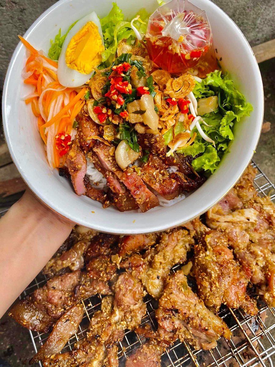 Nha Trang không chỉ là thành phố du lịch với những vịnh đảo và bãi biển thiên đường, mà còn hấp dẫn bởi những món ăn tuyệt ngon làm nức lòng du khách.
Nếu đến thành phố biển này mà không thưởng thức món bún thịt nướng Nha Trang thì thật thiếu sót đấy
