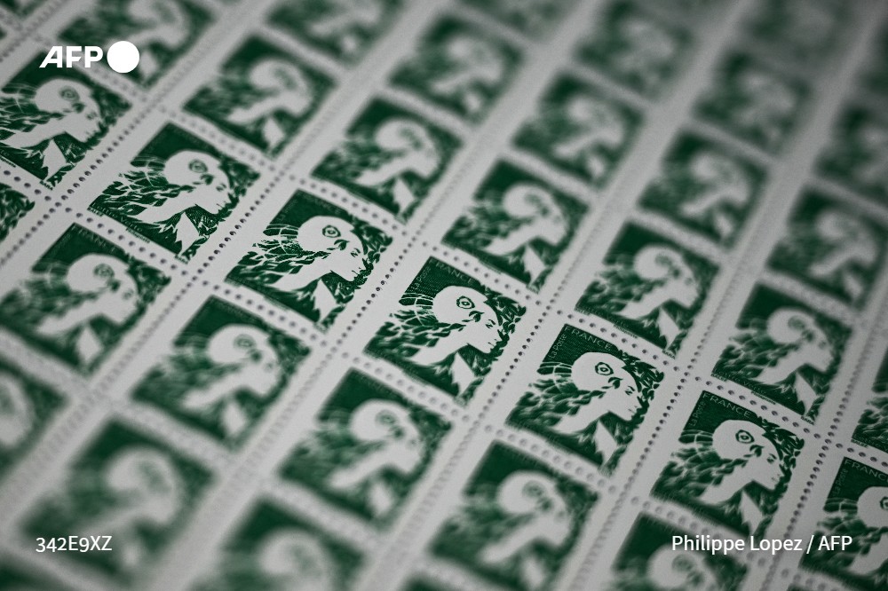 afpfr's tweet image. Emmanuel Macron a dévoilé à l&apos;imprimerie de La Poste de Boulazac (Dordogne) le visage de la nouvelle Marianne - réalisée par le graphiste Olivier Balez - symbolisant la transition écologique, qui va orner les timbres d&apos;usage courant à partir du 13 novembre prochain #AFP