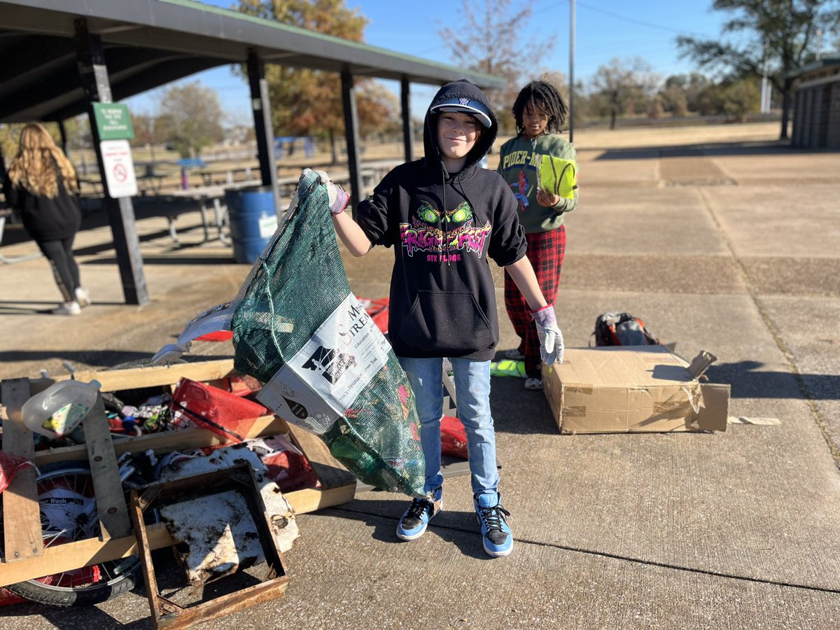 MsG_HPMS's tweet photo. 7th grade Hancock Middle School students participated in a service day to help clean up our community parks! It was such a great day! @JoeVeldhuizen @michellepohl #hpsdtigers https://t.co/2bxASC123L