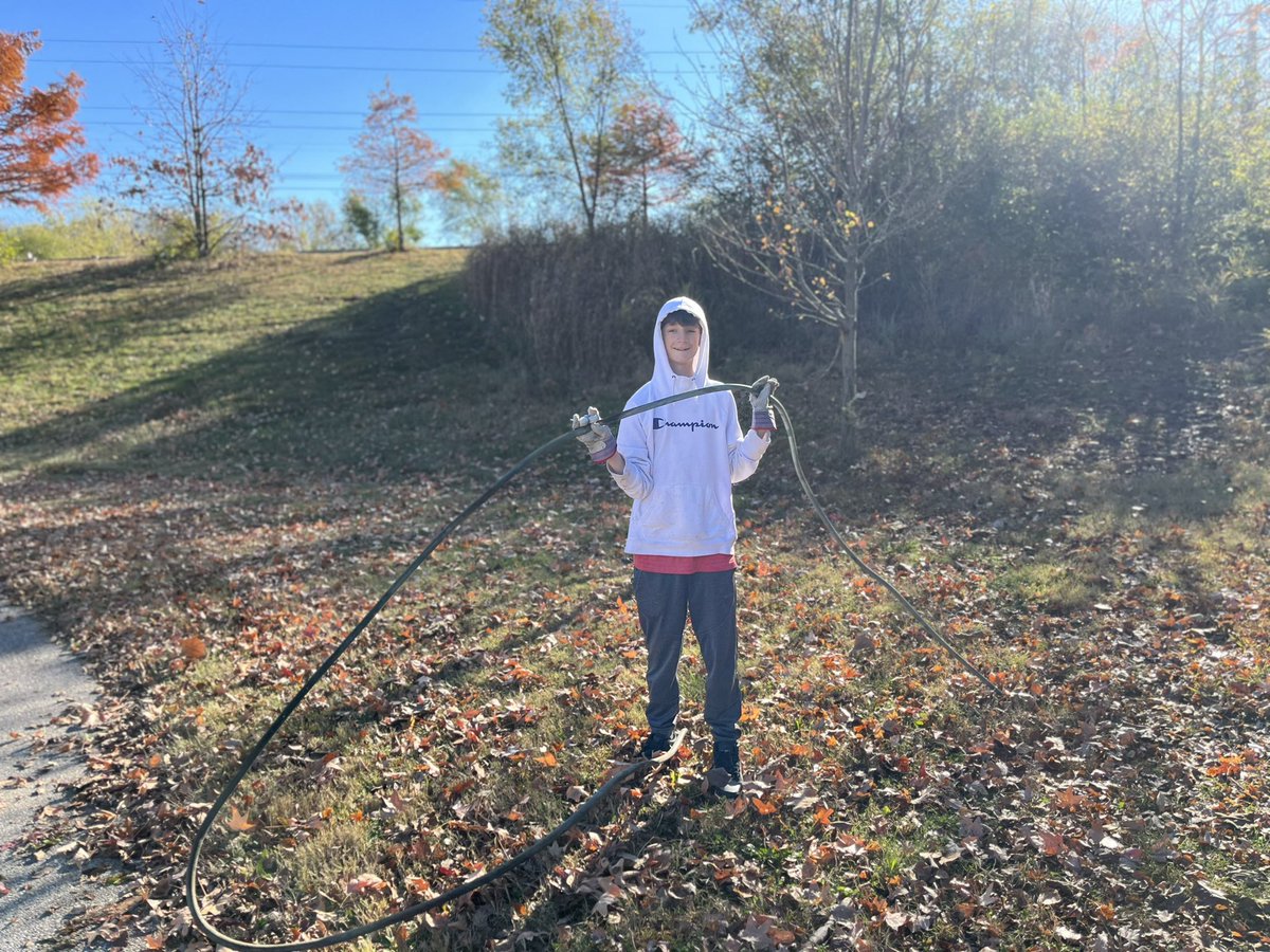 MsG_HPMS's tweet photo. 7th grade Hancock Middle School students participated in a service day to help clean up our community parks! It was such a great day! @JoeVeldhuizen @michellepohl #hpsdtigers https://t.co/2bxASC123L