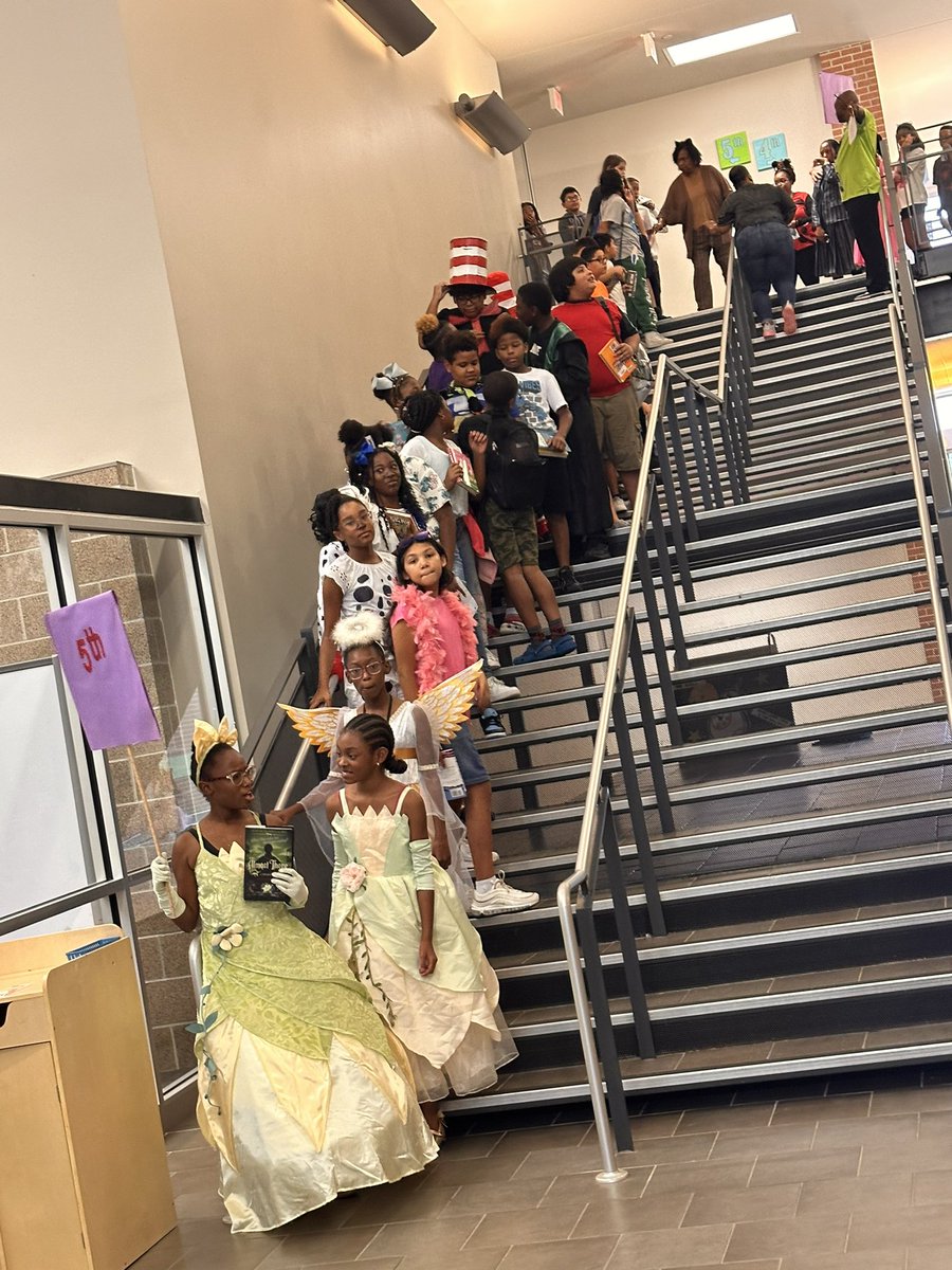 AngelaMillerMEd's tweet photo. October was busy at the Marshall Mansion! Snippets of our Storybook Character Parade! #OctoberPhotoDump @MarshallES_SISD @ShimonaEason @CandCSadler &
@SpringISD https://t.co/hWPl24H7Kb