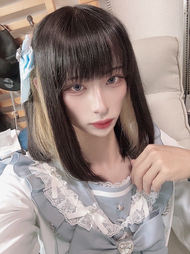 mi_cha0x0's tweet photo. ほぼ毎日、今日の俺が今までで一番可愛いだろの気持ちで生きてるけど、金銭的な余裕が毎日少しづつ減っていくので滅多に服を買うことが出来ない。なんか勿体無いな。 https://t.co/M7alf7O8SP