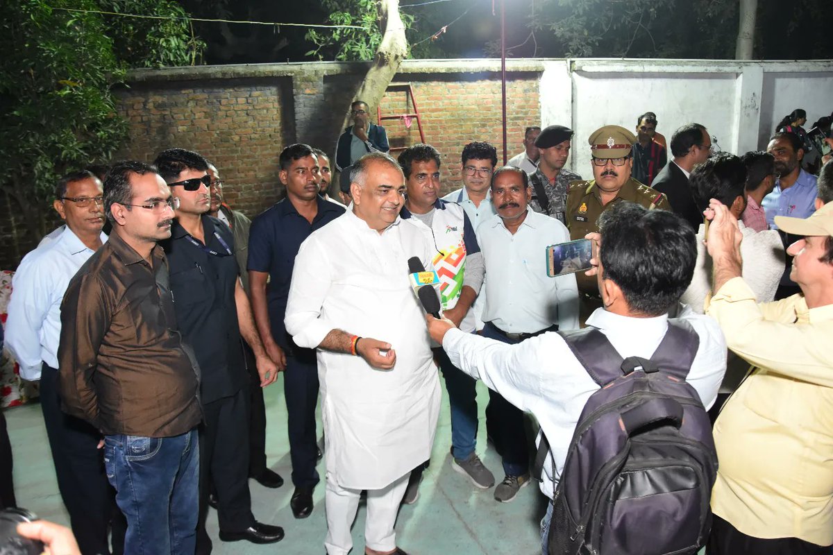 AkashSaxenaBJP's tweet photo. आज कोसी मंदिर रोड स्थित, सरस्वती विद्या मंदिर इंटर कॉलेज में डिस्ट्रिक्ट रामपुर बास्केटबॉल एसोसिएशन द्वारा आयोजित "62वीं वरिष्ठ महिला उत्तर प्रदेश बास्केटबॉल चैंपियनशिप-2023" में बतौर अतिथि सम्मिलित हुआ।

#sports #Uttarpradesh #kheloindia #basketball 
#Akashsaxena #Mlarampur #myogiadityanath #Bjp4up #Rampursevak_karyalay #rampurmla #Rampurnews #MLAakashsaxena