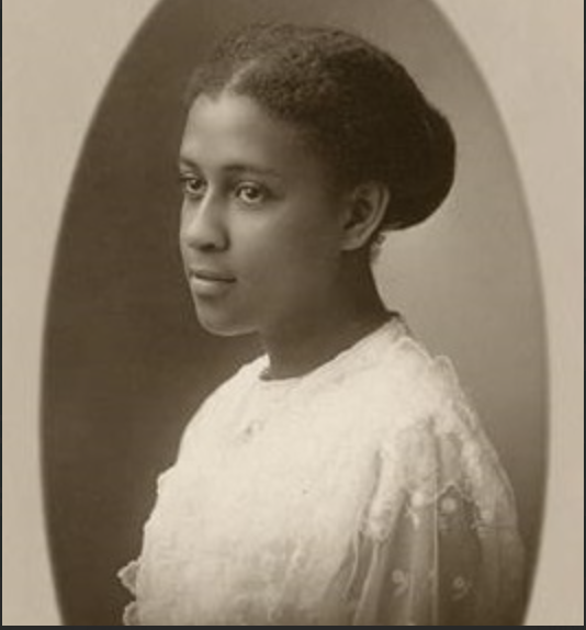 ProenzaColes's tweet photo. Rosamond Alice Guinn (b. 1892) graduated from the Massachusetts College of Pharmacy in 1915. While a pharmacy student, Rosamond was one of eight women who founded a club that became Lambda Kappa Sigma, the oldest professional fraternity for women in pharmacy. https://t.co/xuE6d41BzW