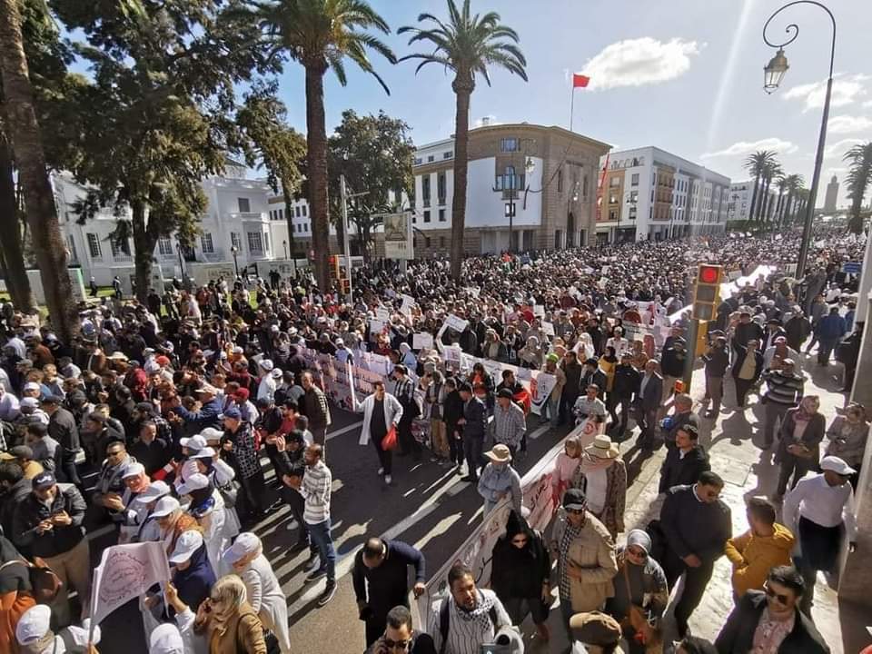 Y_CHOUKRI's tweet photo. Thousands of teachers went out in Rabat to protest in front of the Parliament building and the headquarters of the Ministry of National Education, calling for better work conditions and pay. https://t.co/SRIbMcY9tn