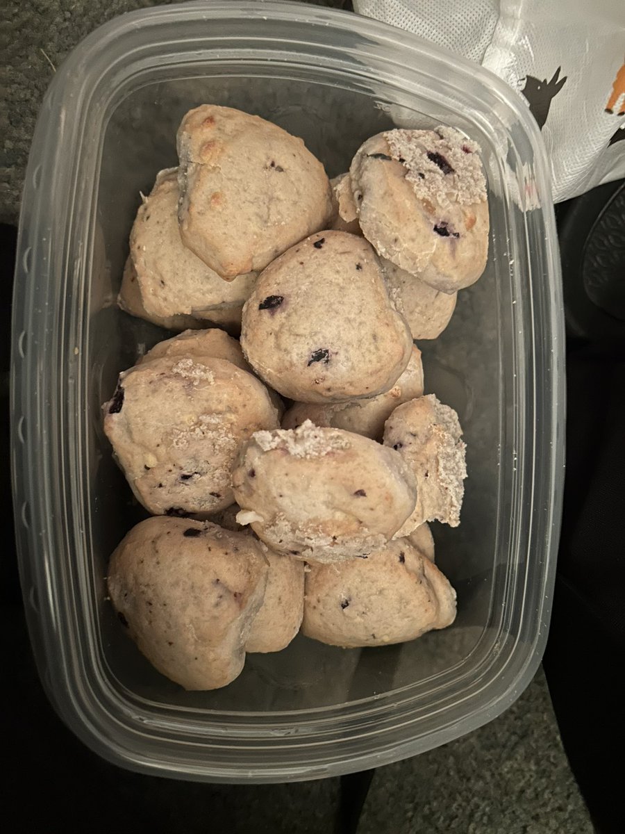 erinmoreilly's tweet photo. Mini scones and #candyrounds in one day? #perfect #meded day #FM #psych https://t.co/K5opO74RFp
