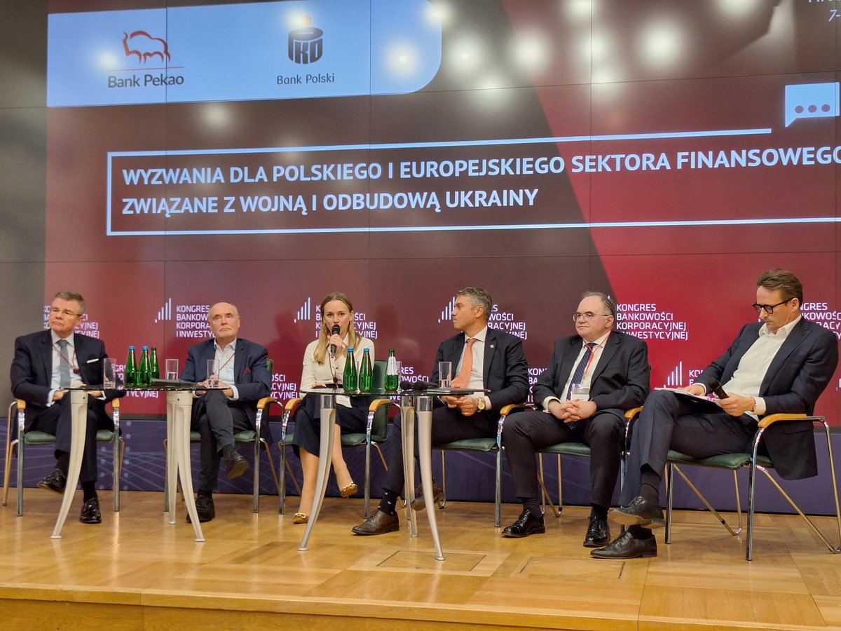 KUKE_pl's tweet photo. Aktywność #KUKE na rynku ukraińskim opiera się na trzech filarach: 
🔸 pierwszy filar to wspieranie bieżącej działalności polskich firm.
🔸drugi filar to ubezpieczanie inwestycji polskich firm w Ukrainie od ryzyka politycznego (w tym działań wojennych) i gwarantowania polskim bankom spłaty finansowania udzielonego na inwestycje np. w formule project finance czy na finansowanie przejęć.
🔸trzeci filar jest związany bezpośrednio z odbudową i modernizacją Ukrainy.

👉 Więcej informacji: https://t.co/5PSFJt9vlb

#Ukaina #KBKiI