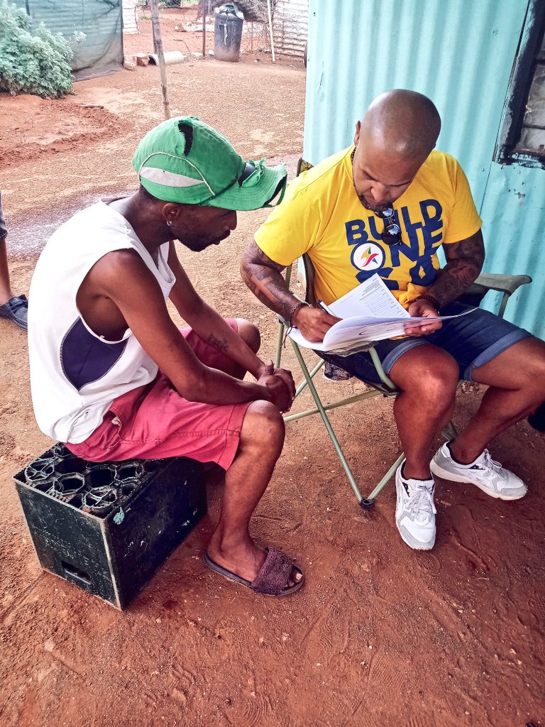 rogersfeed's tweet photo. Minding our business and getting on with it. There's a cowntry to rebuild. Build today, for tomorrow! #TrenchTuesdays #RegisterToBuild #RegisterToVoteBOSA #NoordKaap @BuildOneSA @MmusiMaimane @NobuntuSA https://t.co/MhCoBWmbP2