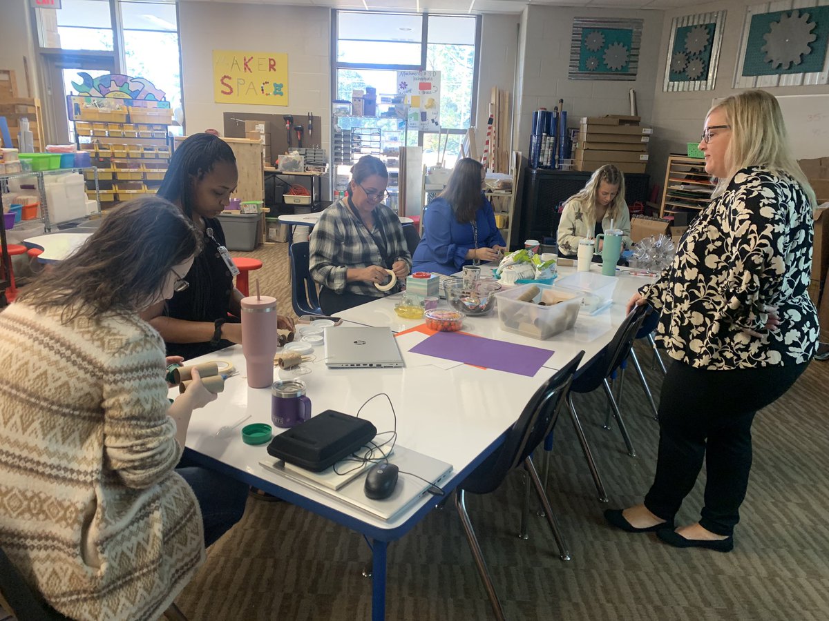 kimberlyp103's tweet photo. @DrJacieMaslyk has our creativity flowing early this morning! @LeaphartElem fifth grade teachers are so stinking creative! #Engineeringmindset #Journey2Excellence https://t.co/JNmuw3vfqW