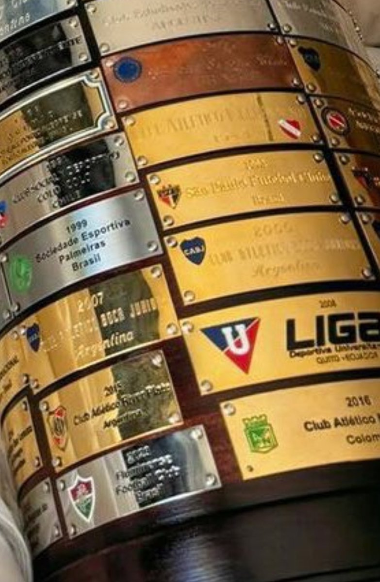 La Copa Libertadores necesita de forma urgente un diseñador que se encargue de repensar la base del trofeo. La alineación de las placas de los ganadores es poco seria 🤯