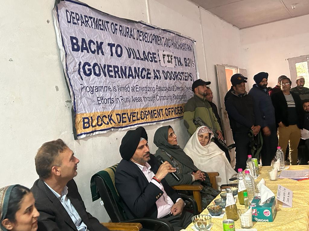 Capturing moments from Back to Village Programme in Fakir Gujri in Harwan Block of Srinagar where officers engaged with locals. Event witnessed huge public participation, emphasizing the importance of community involvement in shaping a brighter future . #Back2Village5 @diprjk