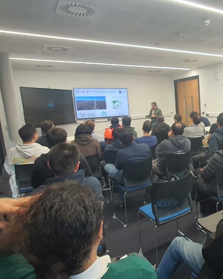 RessetChile's tweet photo. El Prof. Humberto Vidal visitó la U. de Nottingham en el Reino Unido y conoció el trabajo del Centro de Electrónica de Potencia, Máquinas y Control (PEMC).

Participó en el seminario mensual del PEMC, presentando avances del proyecto Anillo y los proyectos de H2V en Chile 🌱 https://t.co/4vLBYJcOHT