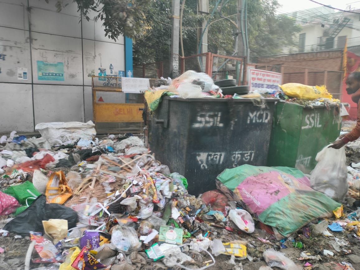 Stinking garbage overflowing on IGNOU Road, Neb Sarai. Causing traffic jams. Please do something