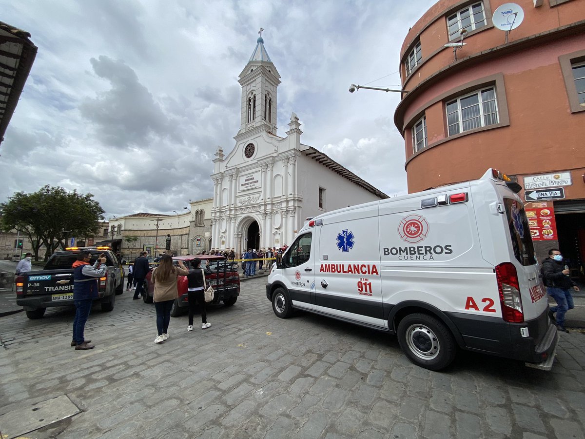 Bomberos_Cuenca's tweet photo. 🚨 #IMPORTANTE | Nuestro trabajo nos obliga a estar 100% operativos.
Cuando una camilla queda retenida en una casa de salud, perdemos operatividad y la atención a los cuencanos. https://t.co/GGnv6GHIyB