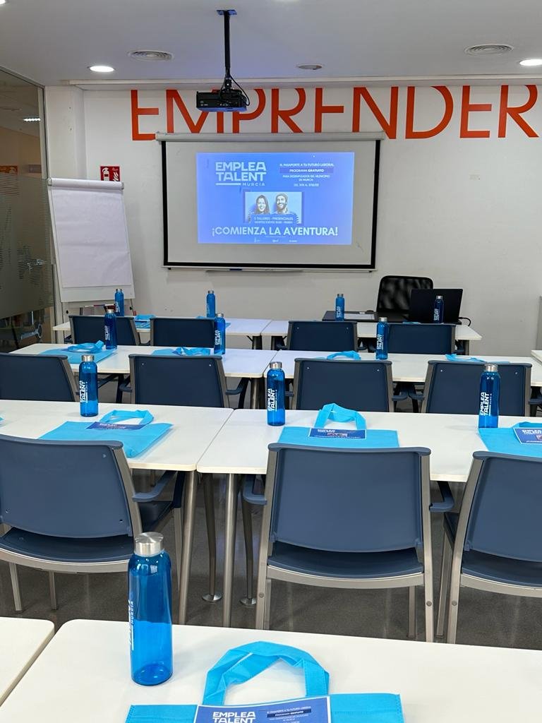 🔵⚫Todo preparado para celebrar la presentación de EMPLEATALENT, el Programa de actualización de competencias personales, búsqueda de empleo y generación de ideas de negocio que organizamos junto @aytomurcia

¿Quieres saber un poco más sobre este programa? ¡Abrimos hilo! 👇🏻