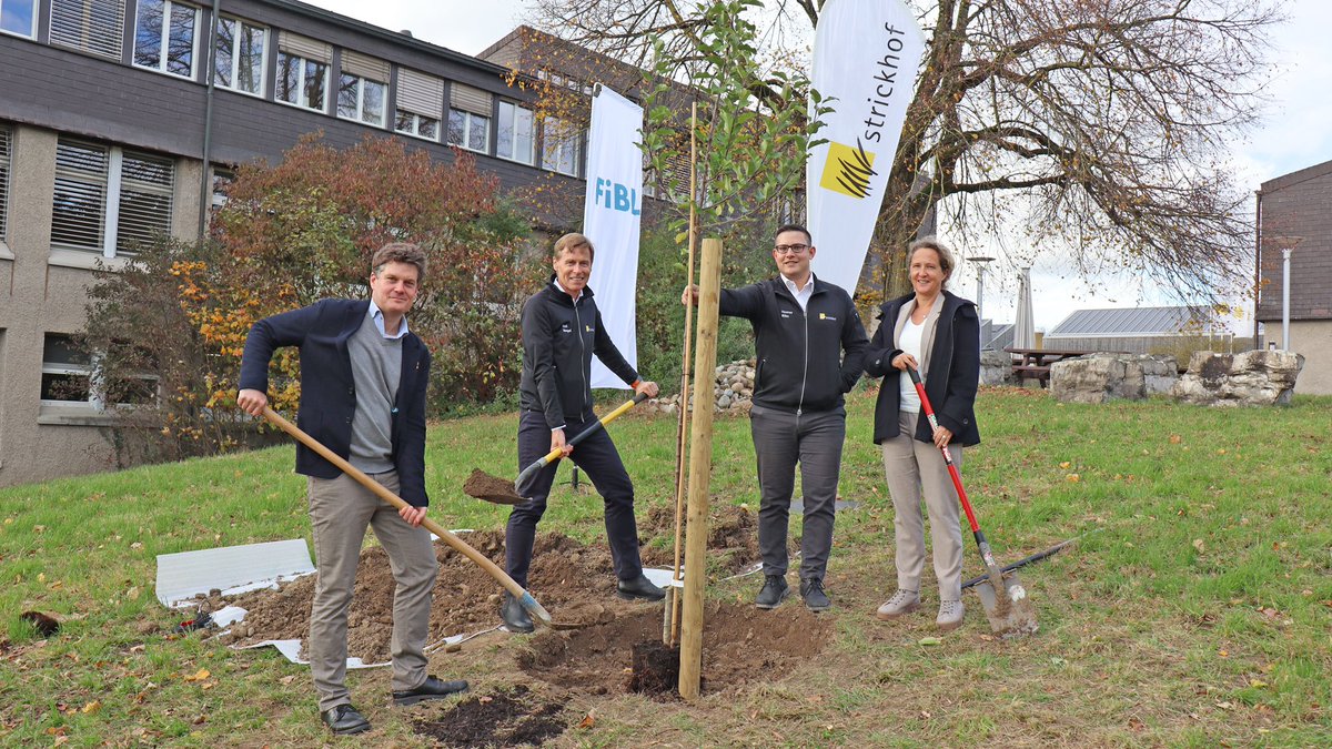 UeliVoegeli1's tweet photo. Der Strickhof - Kompetenzzentrum in Agrar-, Lebensmittel- und Hauswirtschaft -  baut die Förderung der ressourcenschonenden und biologischen Landwirtschaft weiter aus. @fiblorg 

https://t.co/wcVVHWbwzi https://t.co/SsbnytPbpz