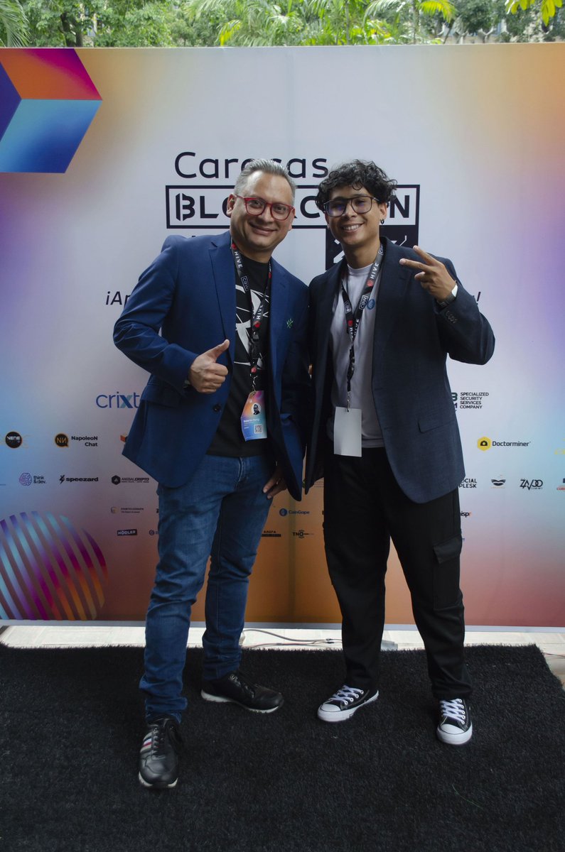 Tarde pero seguro. 😅

Hace poco más de una semana estuve compartiendo en la #CaracasBlockchainWeek con personas a las que aprecio y admiro un montón. 

¡Me alegra un montón poder guardar estos recuerdos con ustedes! ✨️

<a href="/imjackyrivero/">Jacky ₿ ✨🐇</a> <a href="/Ey_orellana/">Edury Orellana</a> <a href="/robertohungc/">Roberto Hung</a>