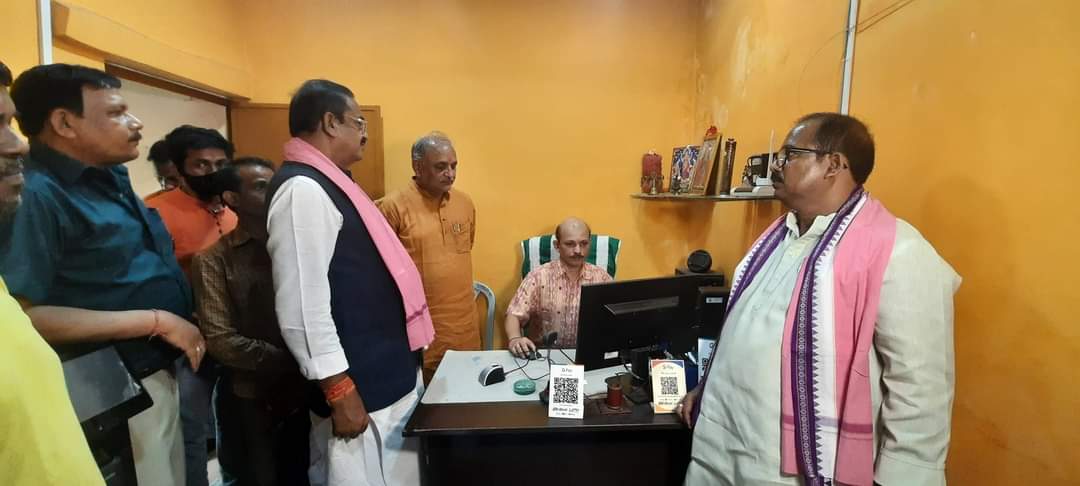 BJPOBCMorchaOD's tweet photo. ସମ୍ବଲପୁର ସହର ଦାନିବନ୍ଧ ଠାରେ ଜନସେବା କେନ୍ଦ୍ର ରେ ଉପସ୍ଥିତ ହୋଇ ବିଶ୍ୱକର୍ମା ହିତାଧିକାରୀ ମାନଙ୍କର ଦରଖାସ୍ତ ପଞ୍ଜିକରଣ କରାଇଲେ ରାଜ୍ୟ ସଂଯୋଜକ ସମୀର ମହାନ୍ତି। https://t.co/PzdkU2GReV