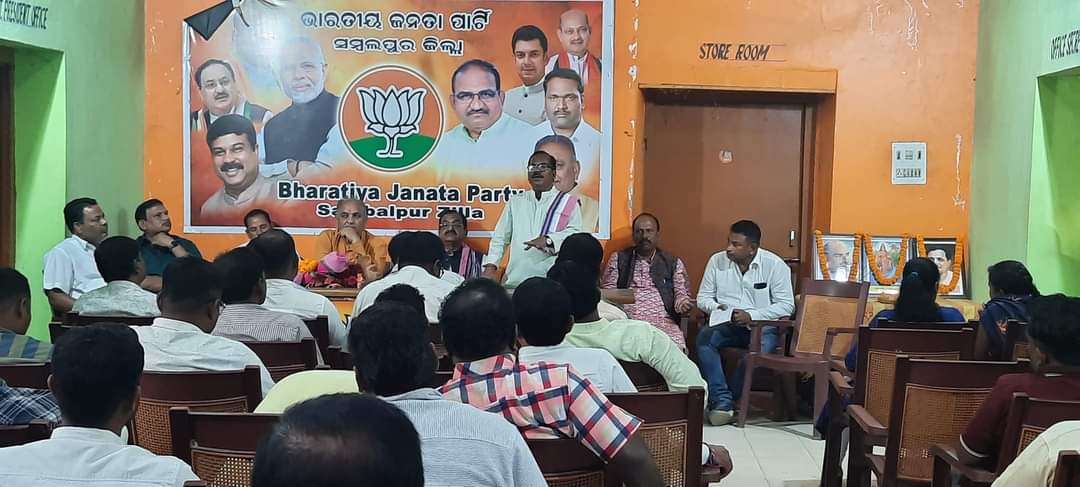 BJPOBCMorchaOD's tweet photo. ସମ୍ବଲପୁର ପାର୍ଟି କାର୍ଯ୍ୟାଳୟ ରେ ଜିଲ୍ଲାସ୍ତରୀୟ ବିଶ୍ୱକର୍ମା ଯୋଜନା କାର୍ମଶାଳା ରେ ସମସ୍ତ ମଣ୍ଡଳ ରୁ କାର୍ଯ୍ୟକର୍ତ୍ତା ମାନେ ଅଂଶଗ୍ରହଣ କରିଥିଲେ । https://t.co/xyRmZLFryH