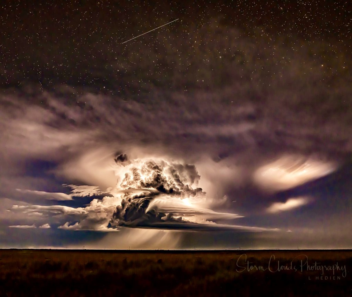 Last 2023 #stormchasing image!😢A #supercell 🌩️ #storm with #lightning and a #shootingstar ✨ near #Springfield #Colorado June 16.📷 #stormhour #wxtwitter @xwxclub #natgeoyourshot
#bestoftheUSA_weather @CloudAppSoc #nikonusa #zreators #nikonoutdoors @nikonoutdoorsusa @discovery
