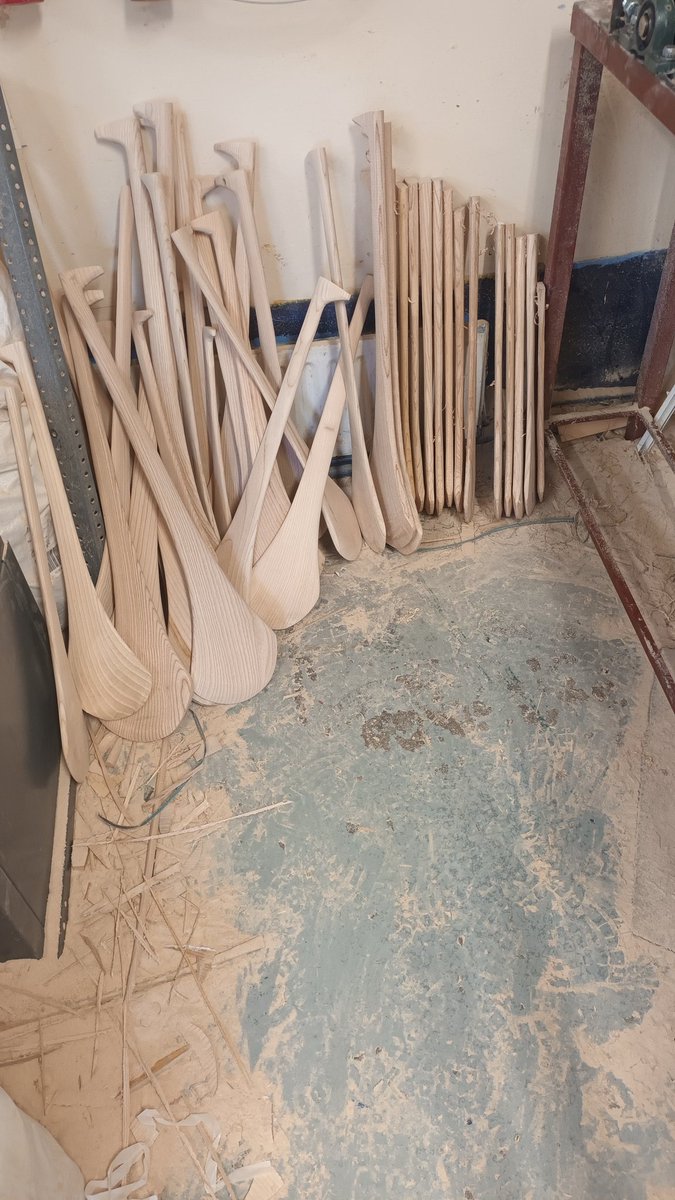 Beidh an siopa camán ar súil anocht i <a href="/roundtowers/">Round Tower GAA Club - Cumann an Chloigthí CLG</a> ar Bóthar na Mainistreach 6:30-7:30. Beidh réimse mór camán  agus treallamh iománaíochta ar fáil. 

Pop up shop will be in Monastery Road Clondalkin tonight 6:30-7:30 with a full range of hurleys and equipment available.