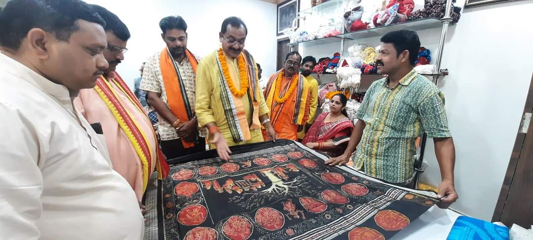 BJPOBCMorchaOD's tweet photo. ଆତ୍ମନିର୍ଭର ଭାରତ,ସ୍ବାବଲମ୍ବୀ ଶିଳ୍ପୀ,କୌଳିକ ଓ ପାରମ୍ପରିକ ବୃତ୍ତିକୁ ପ୍ରୋତ୍ସାହନ ପାଇଁ ମୋଦିଜୀଙ୍କ ପ୍ରୟାସ,ବିଶ୍ୱକର୍ମା ଯୋଜନା ସଚେତନତା ଅବସରରେ ଆଜି ସୋନପୁର ରେ ପଦ୍ମଶ୍ରୀ ଚତୁର୍ଭୁଜ ମେହେର ଓ ଜାତୀୟ ପୁରସ୍କାର ପ୍ରାପ୍ତ ବାନ୍ଧ କଳା ବୁଣାକାର ପ୍ରହ୍ଲାଦ ମେହେରଙ୍କୁ ଭେଟିଲୁ । https://t.co/sWIfHHohBK