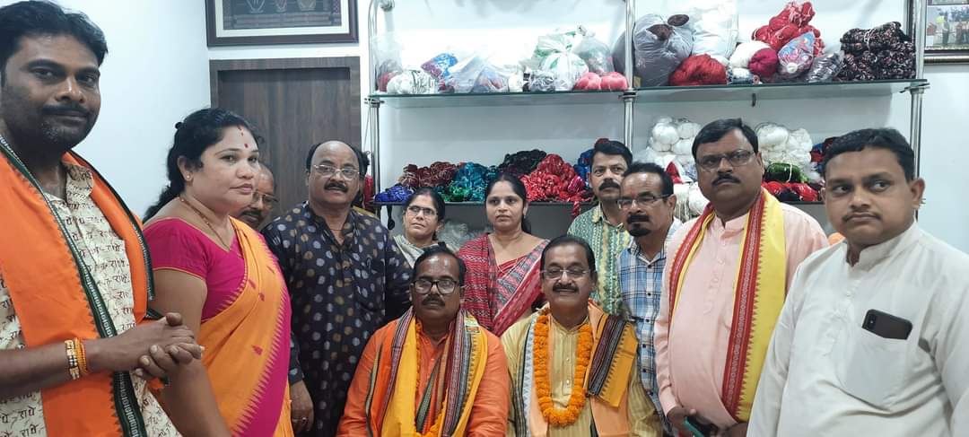 BJPOBCMorchaOD's tweet photo. ଆତ୍ମନିର୍ଭର ଭାରତ,ସ୍ବାବଲମ୍ବୀ ଶିଳ୍ପୀ,କୌଳିକ ଓ ପାରମ୍ପରିକ ବୃତ୍ତିକୁ ପ୍ରୋତ୍ସାହନ ପାଇଁ ମୋଦିଜୀଙ୍କ ପ୍ରୟାସ,ବିଶ୍ୱକର୍ମା ଯୋଜନା ସଚେତନତା ଅବସରରେ ଆଜି ସୋନପୁର ରେ ପଦ୍ମଶ୍ରୀ ଚତୁର୍ଭୁଜ ମେହେର ଓ ଜାତୀୟ ପୁରସ୍କାର ପ୍ରାପ୍ତ ବାନ୍ଧ କଳା ବୁଣାକାର ପ୍ରହ୍ଲାଦ ମେହେରଙ୍କୁ ଭେଟିଲୁ । https://t.co/sWIfHHohBK