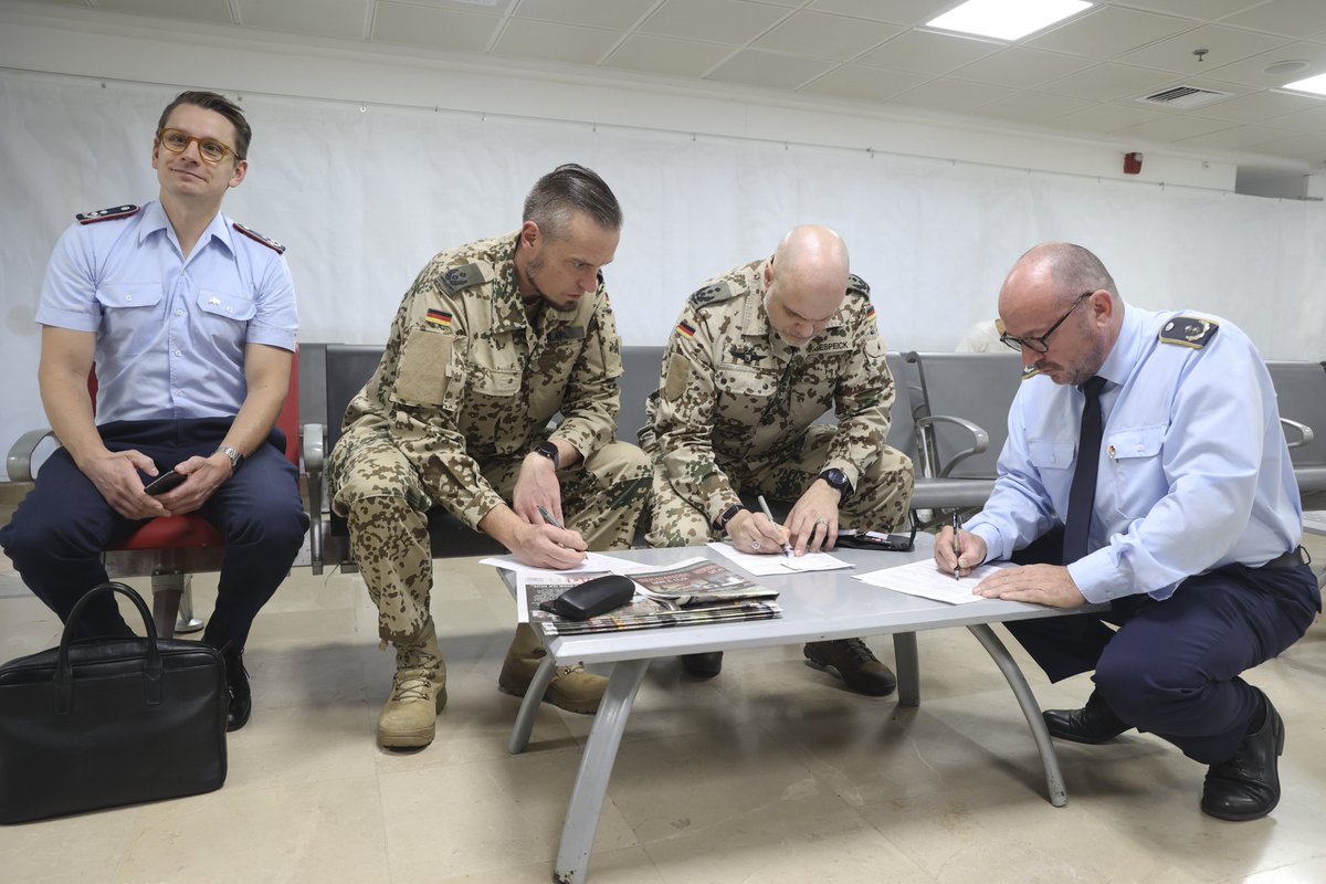 In a display of solidarity, General Ingo Gerhartz, Chief of the German Air Force @Team_Luftwaffe , visited Sheba today. He came to donate blood and express his support for Israel during these challenging times. His visit remind us that in times of crisis, we must stand together.