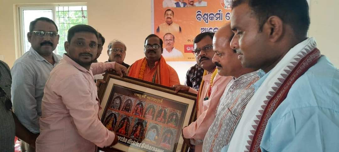 BJPOBCMorchaOD's tweet photo. ବିଶ୍ୱକର୍ମା ଯୋଜନା ର ଏକ କର୍ମଶାଳା ସୋନପୁର ଜିଲ୍ଲା ବିଜେପି ପକ୍ଷରୁ ଆୟୋଜିତ ହୋଇଥିଲା,ରାଜ୍ୟ ର ବରିଷ୍ଠ ନେତା ଶ୍ରୀ ସମୀର ମହାନ୍ତି ଙ୍କ ସହ ଯୋଗଦେଲି। https://t.co/CyulhcyouX