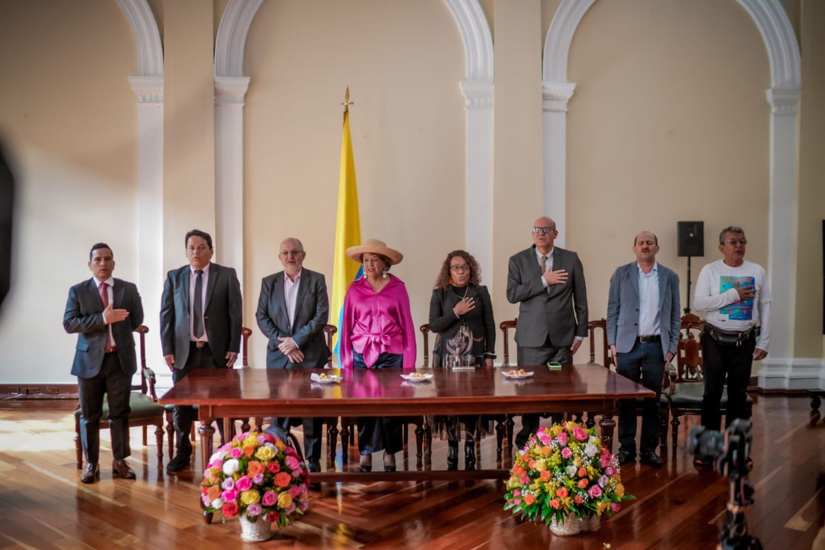 Mineducacion's tweet photo. #AEstaHora acompañamos a @CafelabC y a los docentes de la Institución Educativa Municipal Montessori, sede San Francisco, ganadores del premio @BestSchoolPrize 2023, en la entrega de reconocimiento por parte de la @CamaraColombia.
En vivo ➡️ https://t.co/cu3vlS5exn https://t.co/d5cqegpyrY