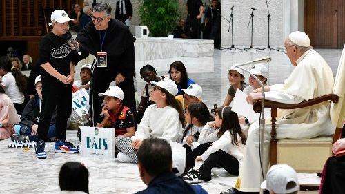 Learning from children Pope Francis began his address by acknowledging the theme as being , 'Learn frm children?' he asked. 'Aren't children the ones who should learn?' He responded 2 this by emphasizing the importance of learning from children, as they offer valuable lessons.