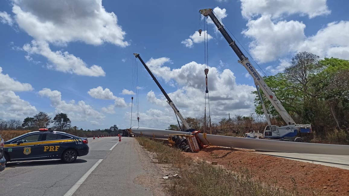 PRF do Ceará orienta condutores sobre os perigos de um 'caminhão