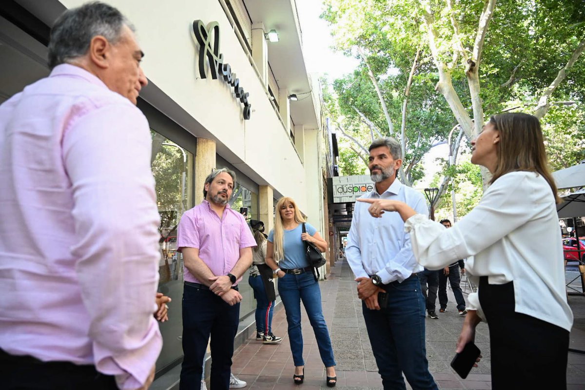 UlpianoSuarez's tweet photo. El café del ACA de San Martín y Amigorena, es un punto histórico de la @ciudaddemendoza que ha reunido grandes figuras de nuestra provincia. 
Acompañamos la apertura de "Aromas Café", un espacio renovado para que mendocinos y turistas sigan encontrándose con una buena charla. https://t.co/AwlLpFS8pl
