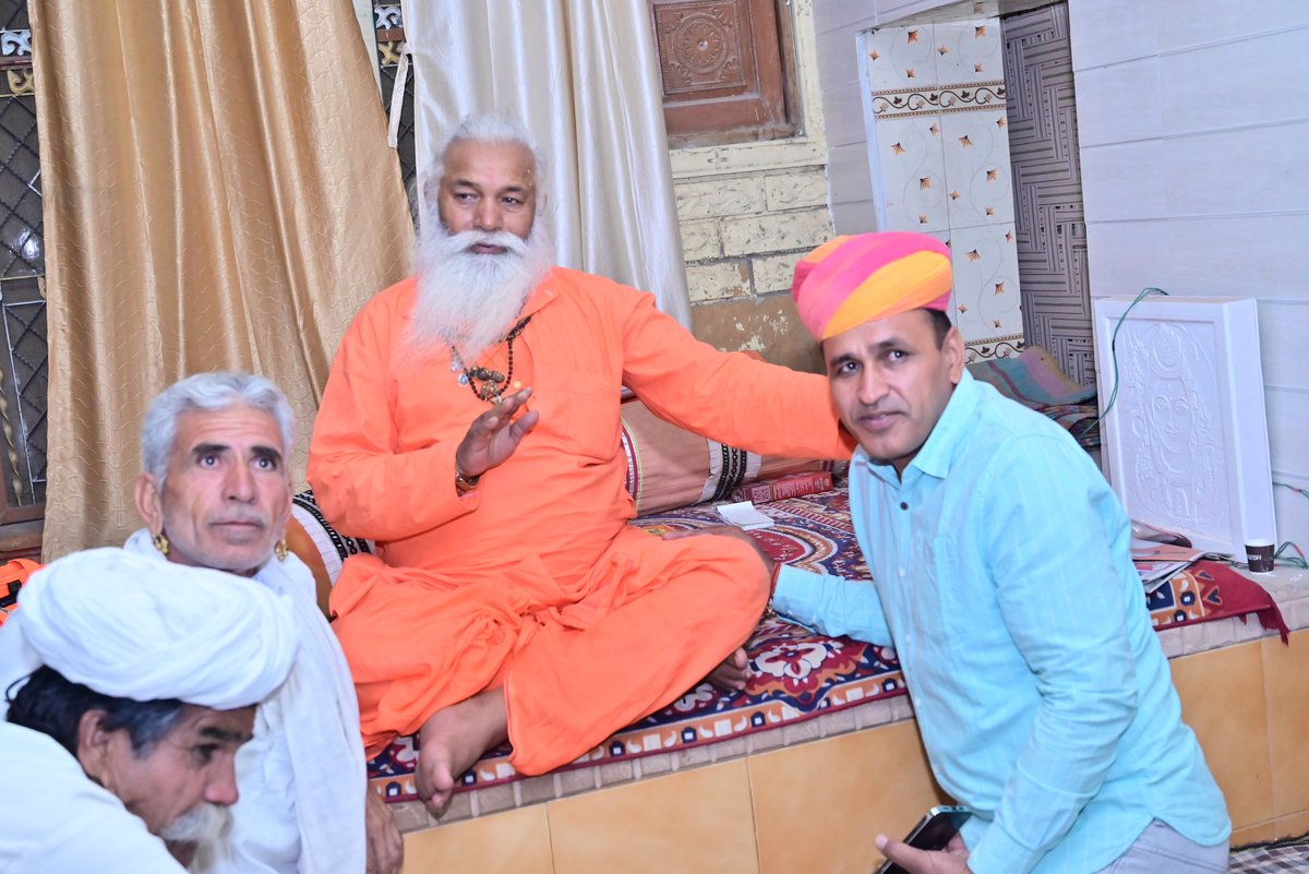 UmmedaRamBaytu's tweet photo. परम् पूज्य गुरुदेव श्रीश्री 1008 ओंकार भारती जी महाराज का आशीर्वाद सदा बना रहें।
आज परेऊ मठ में गुरू महाराज से आशीर्वाद लिया।
#बायतु #Baytu #गिड़ा #Gira #Gida #Pareu #परेऊ https://t.co/xmUP1pA0Zm