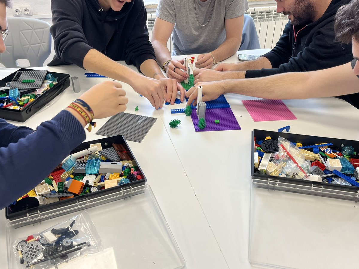 #DesignThinking Prototipando soluciones en el ciclo de Electricidad ⚡️ con #LegoSeriousPlay. 
Siempre es un acierto: trabajo en equipo, narrativa, nuevos puntos de vista 👌🏼 #Pensarconlasmanos