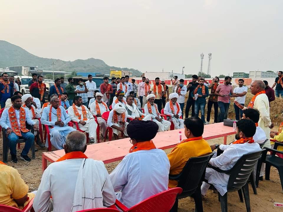 mukeshbarbarwal's tweet photo. आओ मिलकर साथ चले
सिद्धांत जरुरी, संगठन सर्वोपरी
आज बिदारा जनसुनवाई केन्द्र पर भाजपा प्रत्याशी श्री उपेन यादव  जी के समर्थन में मीटिंग आयोजित कर भाई उपेन यादव को तन मन धन से साथ देने का वादा किया और यह निश्चय किया कि हम परिवार की तरह मिलकर काम करेंगे।
@TheUpenYadav @cpjoshiBJP https://t.co/AYZo0PnPuA