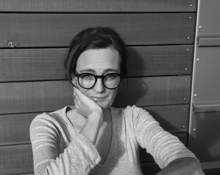 TimaritMM's tweet photo. Sigrún Pálsdóttir sýnir snilldartakta í nýjustu skáldsögu sinni Men - Vorkvöld í Reykjavík, sem má lesa kafla úr á vefnum:
👉https://t.co/dqLgIvZk13
Sigrún hefur hlotið margvíslegar viðurkenningar fyrir verk sín, m.a. bók­mennta­verðlaun ESB árið 2021 fyrir Delluferðina. https://t.co/DdnnrW8Dd4