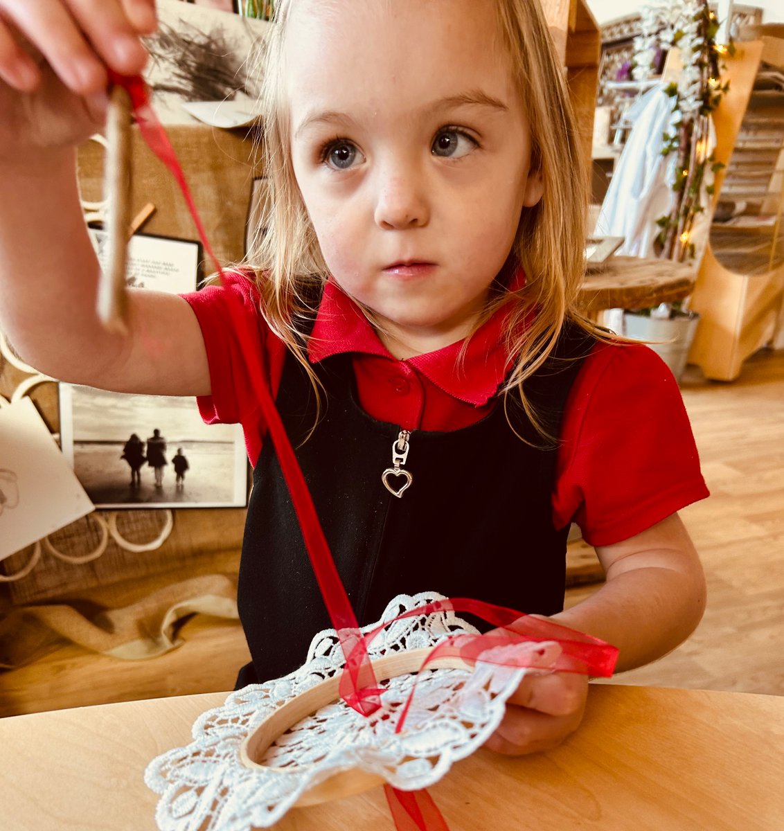 RinglandPrimary's tweet photo. Experiencing the calming and therapeutic nature of weaving in Nursery today @EAS_EarlyYears @EAS_ExpressArts https://t.co/phoqslYfwr