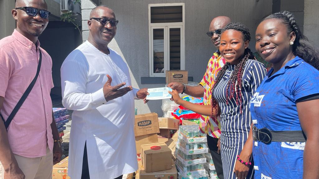 In collaboration with <a href="/PlanIntGhana/">Plan International Ghana</a> , our network members in Ghana presented a check of GHS:30,000 ($2,500) to <a href="/Citi973/">CITI FM 97.3</a> in support of its resettlement project for victims of the Akosombo Dam spillage. <a href="/PlanInGh_Alumni/">Plan International Ghana Alumni Network</a>