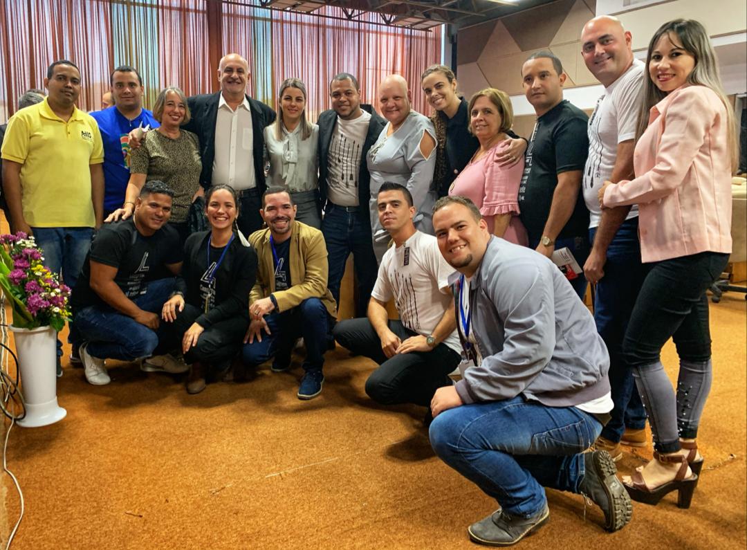 Una familia, con virtudes y defectos,  con aciertos y otros no tanto. Una familia que se cuida y se acompaña. Esta es mi familia y siento un orgullo inmenso. Esta familia trabaja duro por lo que quiere y es necesario,  una familia de tod@s para uno y uno para tod@s.