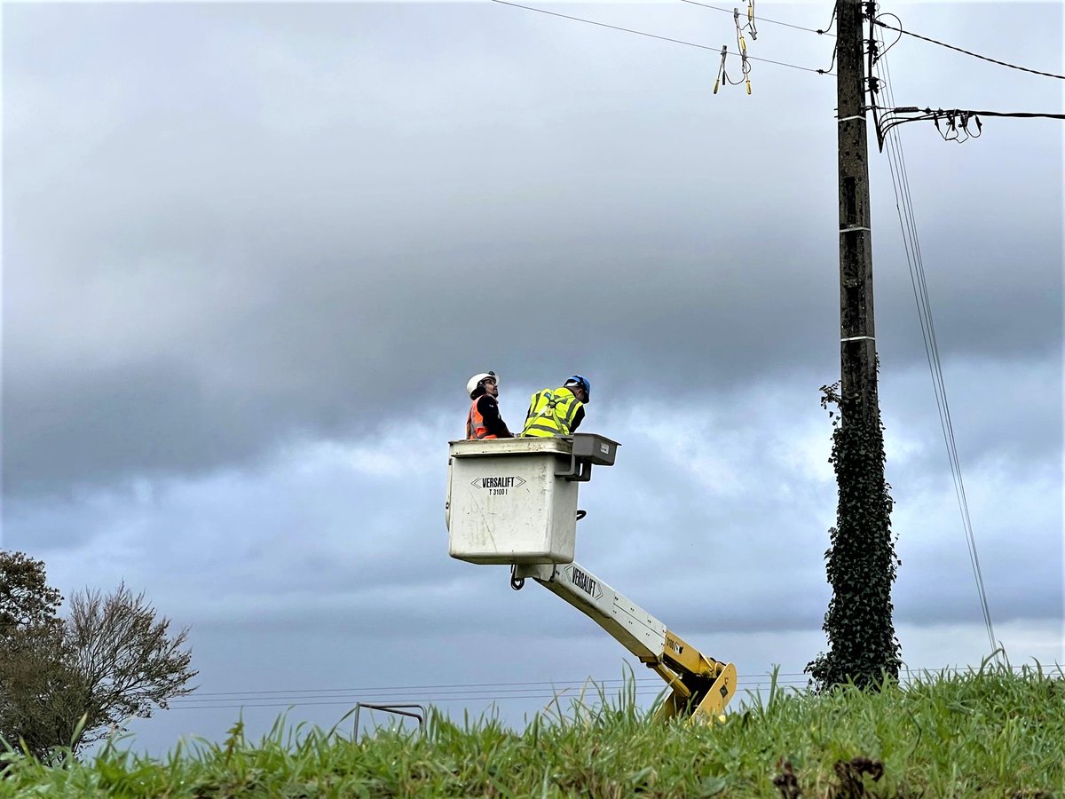 enedis_bretagne's tweet photo. #TempêteCiaran

6️⃣0️⃣ électriciens irlandais ont rejoint la @regionbretagne pour prêter main forte aux techniciens @enedis à Plusquellec (22).

👉 Une #solidarité et un lien fort tissés avec @ESBNetworks lors de la tempête Ophélia de 2017 avec, depuis, des échanges réguliers. https://t.co/YmV640ljcB